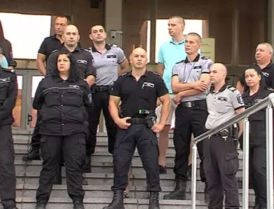 Съдебни охранители и надзиратели излязоха на протест в Бургас