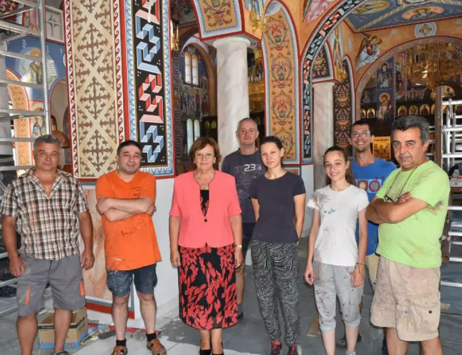 Близо 7000 образи има по стените на храма "Св. св. Кирил и Методий" в Ловеч