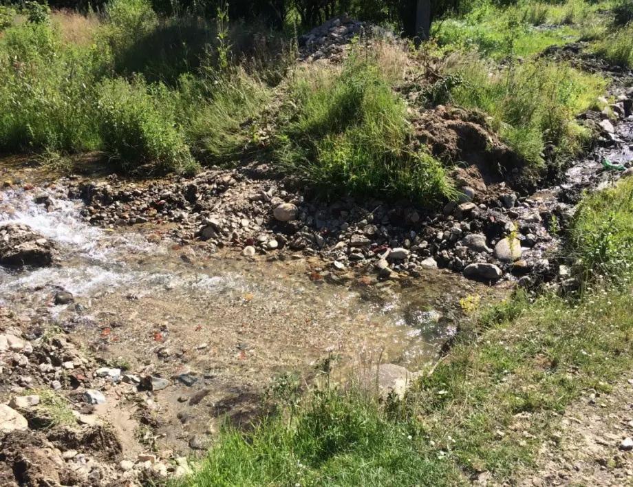 Почистването на речните корита в селата до Самоков продължава вече месец