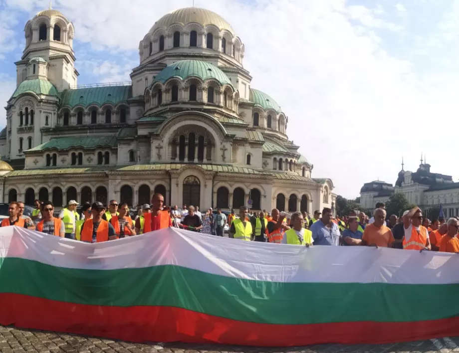 Пътните строители продължават с протестите и днес 