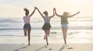 Виц за днес: Три приятелки обсъждат свекървите си