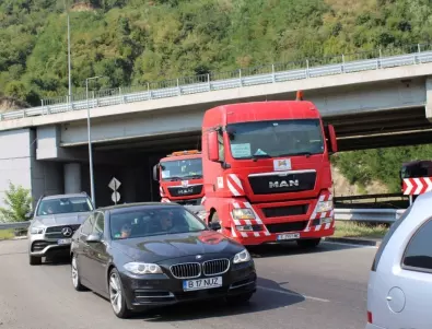 Благоевград: Камион блъсна кола с бебе на протеста на пътните строители