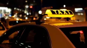 Вечерен виц: В таксито на бай Ставри се качват студентки