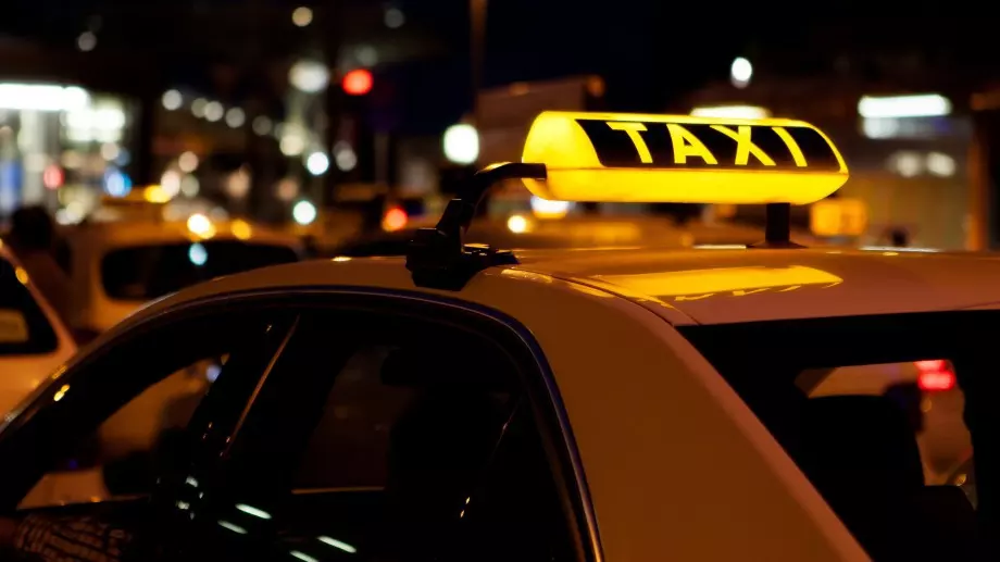 Вечерен виц: В таксито на бай Ставри се качват студентки