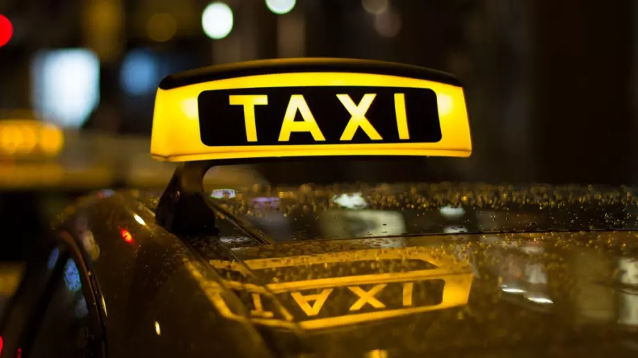 Виц на деня: Плевенчанин и Гошо таксиджията