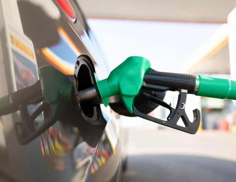 Енергийният министър за скъпите горива: Трябва да намерим централно решение с "Лукойл"