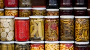От опитни кулинари: Така правилно се затваря зимнина