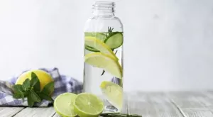Ето защо да ароматизирате водата си през лятото 