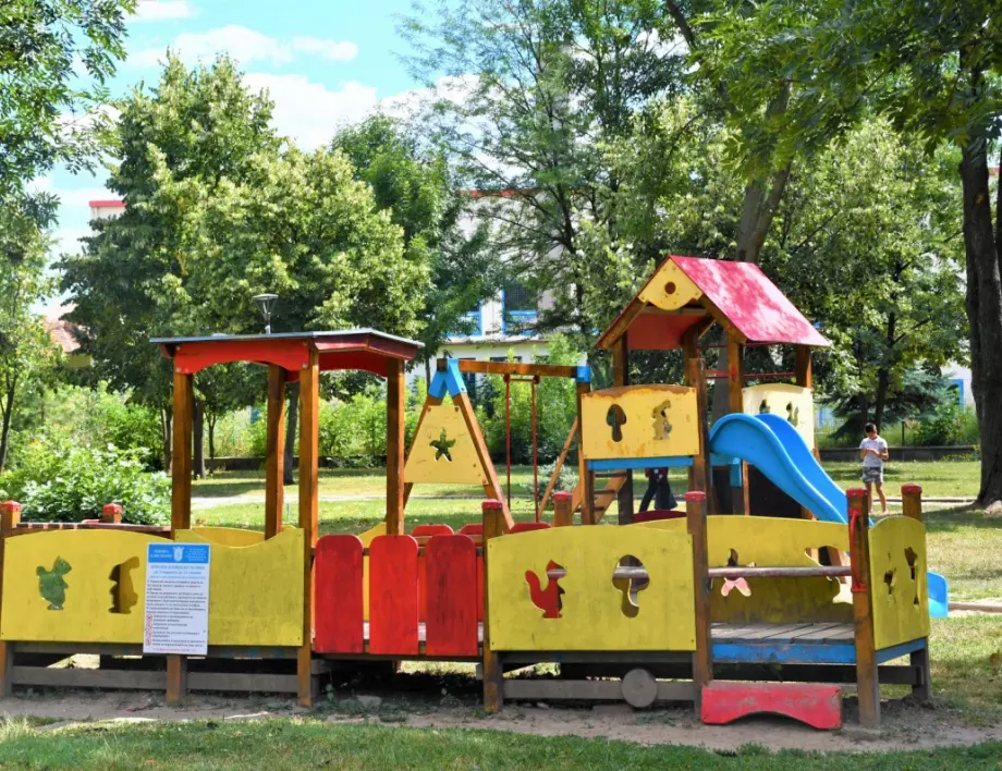 Община Елин Пелин реновира детска площадка