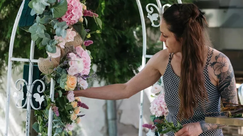 Флористът Райна Банова, която претворява света на езика на цветята