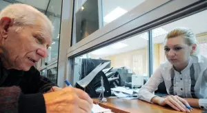 Виц на деня: Пенсионер си взема пенсията в пощата