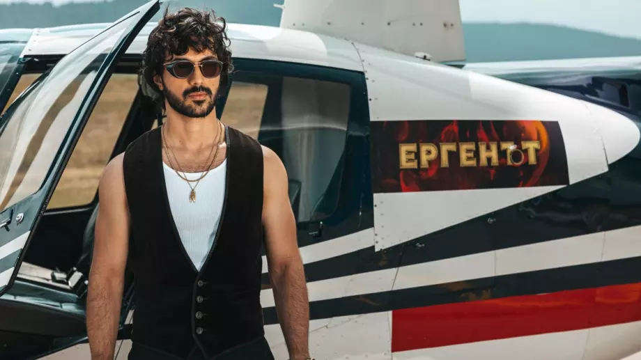 Известна моделка влиза в 