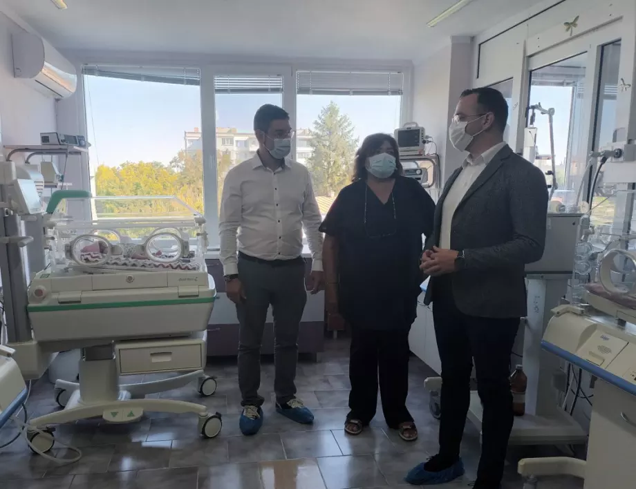 Община Добрич дари на местната болница инкубатор и реанимационна маса