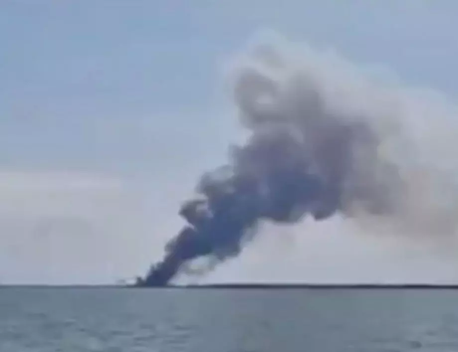 Руски военен кораб дими край бреговете на Севастопол: Какво се случва? (ВИДЕО)