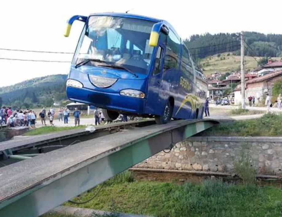 Автобус с 50 души увисна от мост в Копривщица, полицията спаси пътниците