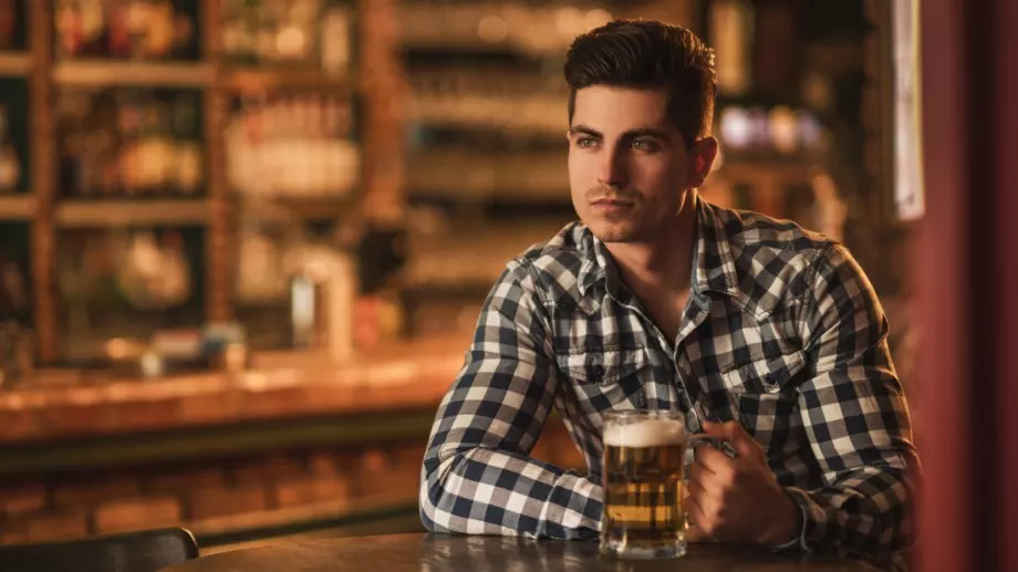 Виц на деня: Хубав младеж от провинцията идва в София и влиза в бар