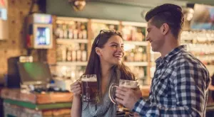 Виц на деня: Красива мацка и млад мъж стоят на бара