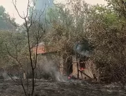 Пожарникари и доброволци се борят с огнена стихия в старозагорско село