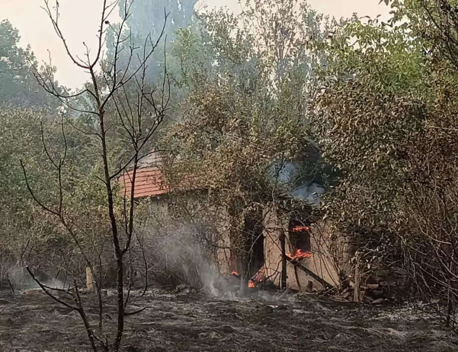Пожарникари и доброволци се борят с огнена стихия в старозагорско село