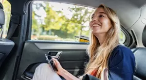 Виц за днес: Блондинка се вози в такси