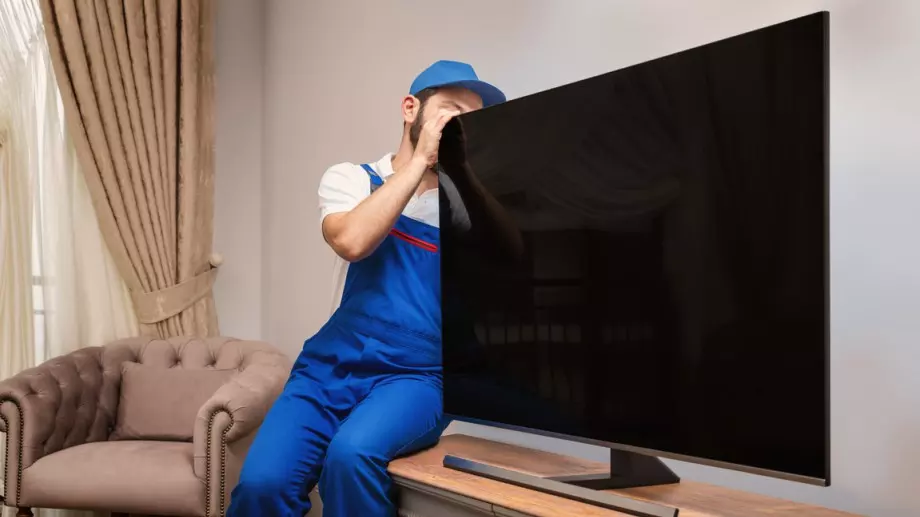 Виц за днес: Техник отишъл да поправи телевизор