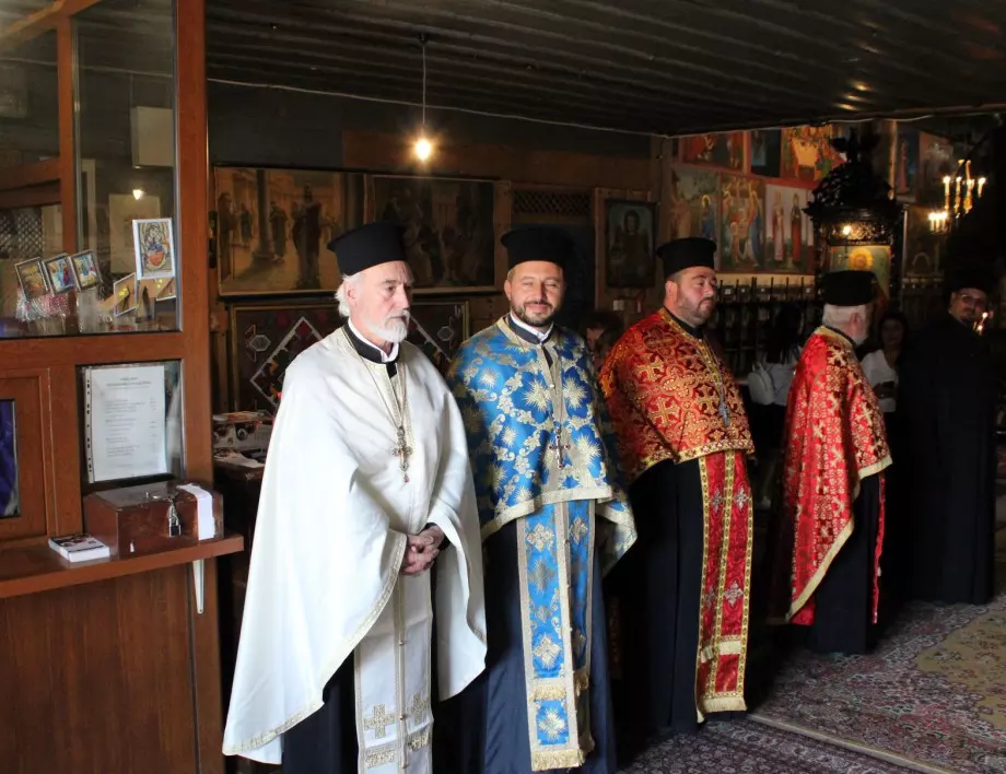 Местната църква в Самоков отслужи молебен канон към Пресвета Богородица