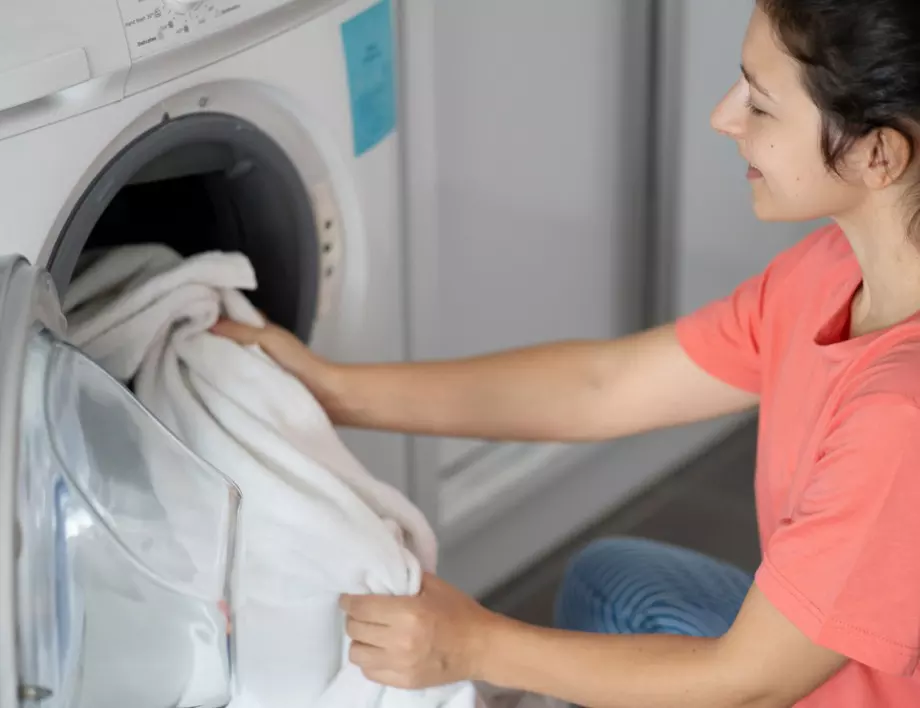 Ако искате качествено избелване на пожълтелите дрехи в пералнята, направете това 