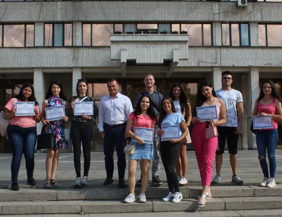 Кметът на Русе връчи сертификати на преминалите практика стажанти