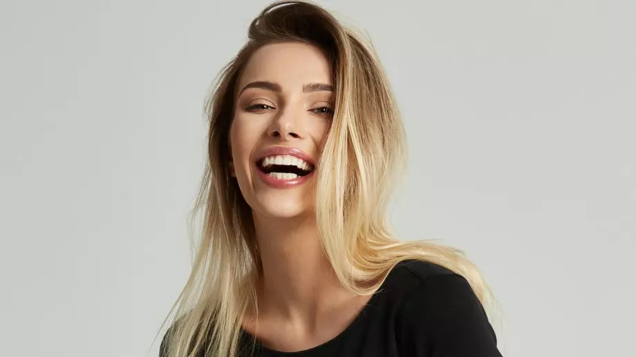 Женски виц за 28 февруари 2024: Тодорка се провикнала от четвъртия към третия етаж