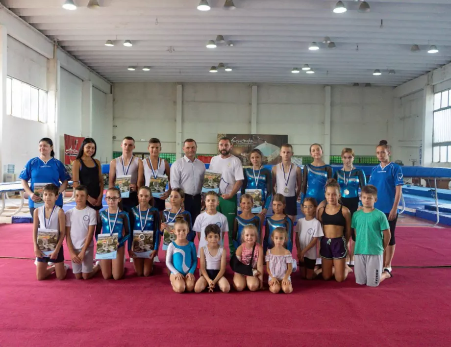 Кметът на Русе награди шампионите по скокове на батут от Спортен клуб „Имидж“