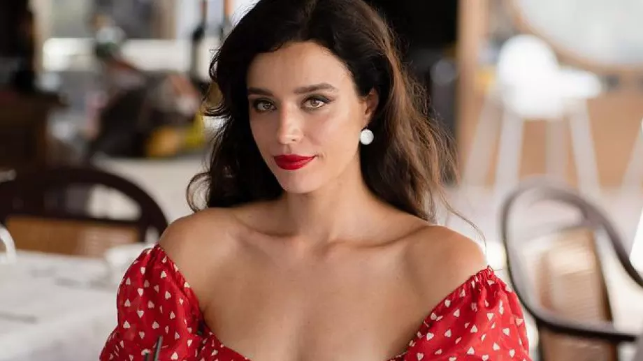 Жена показва как да позирате така, че да приличате на модел (ВИДЕО)