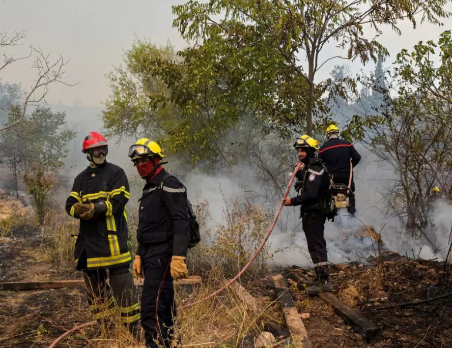 Над 1000 огнеборци гасят огромен горски пожар във Франция (ВИДЕО)