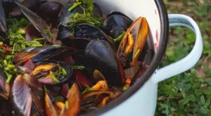 Черноморски миди със зеленчуци и винен сос 