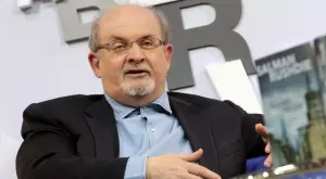 Намушкаха писателя Салман Рушди (ВИДЕО)