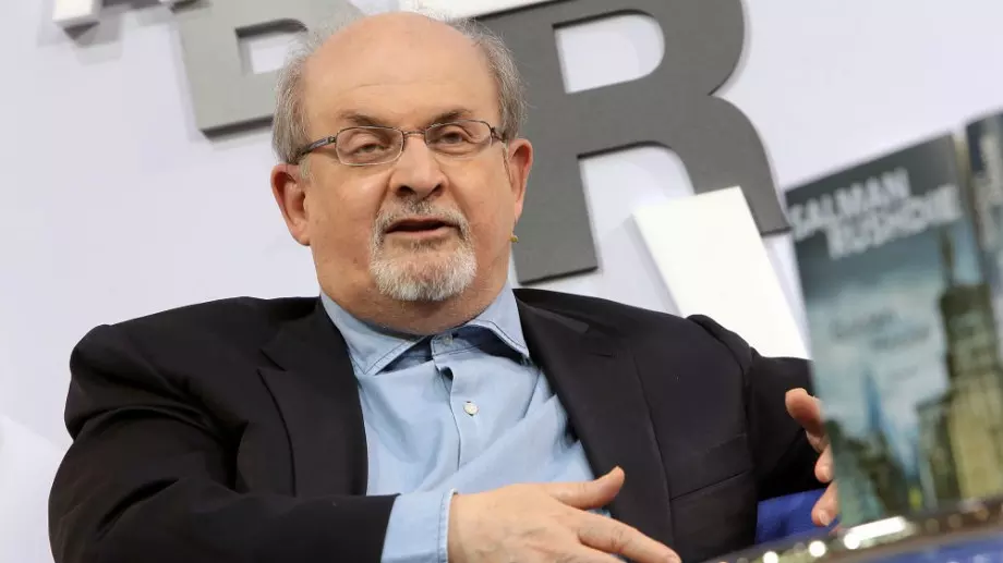 Намушкаха писателя Салман Рушди (ВИДЕО)