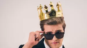 Виц за днес: Цар тръгнал да жени сина си