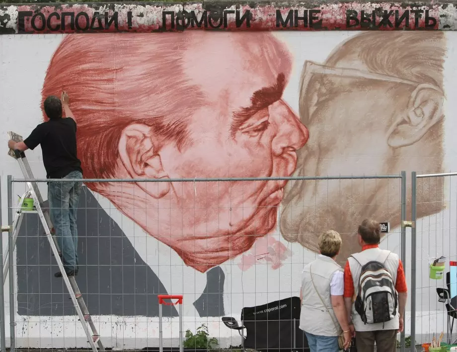 Почина Дмитрий Врубел, нарисувал прочутата "Братска целувка" на Берлинската стена