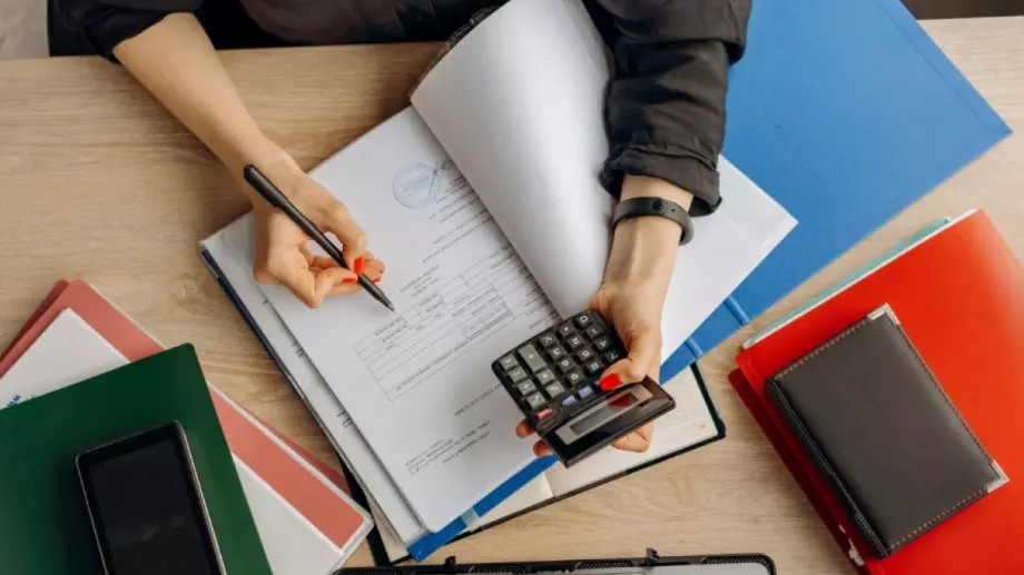 Новите правила на НАП: До края на месеца работодателите отчитат ваучери и помощи за служителите