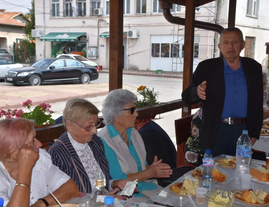 Осветиха пенсионерски клуб в село Голяновци