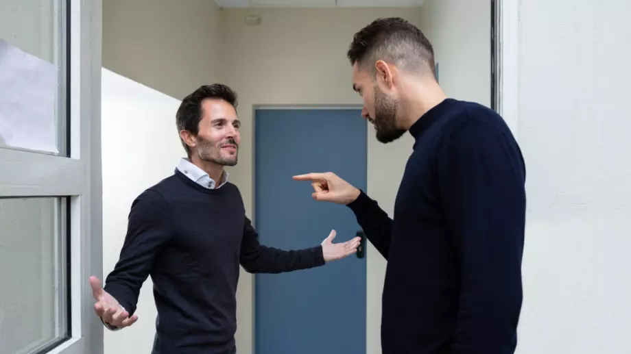 Виц на деня: С комшията хич не се разбираме