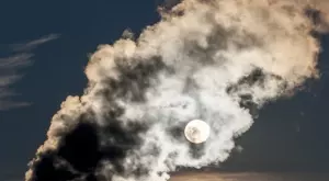 Най-богатият 1% от хората генерира вредни емисии, колкото две трети от човечеството