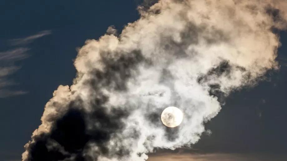 Най-богатият 1% от хората генерира вредни емисии, колкото две трети от човечеството