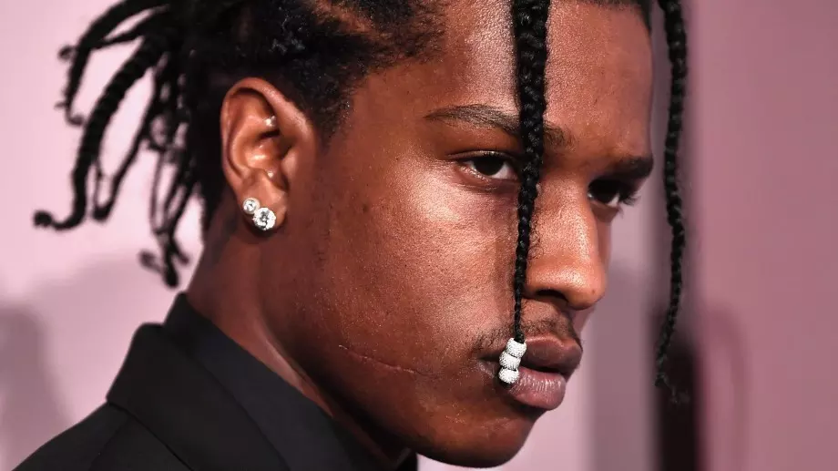 Съдят приятеля на Риана