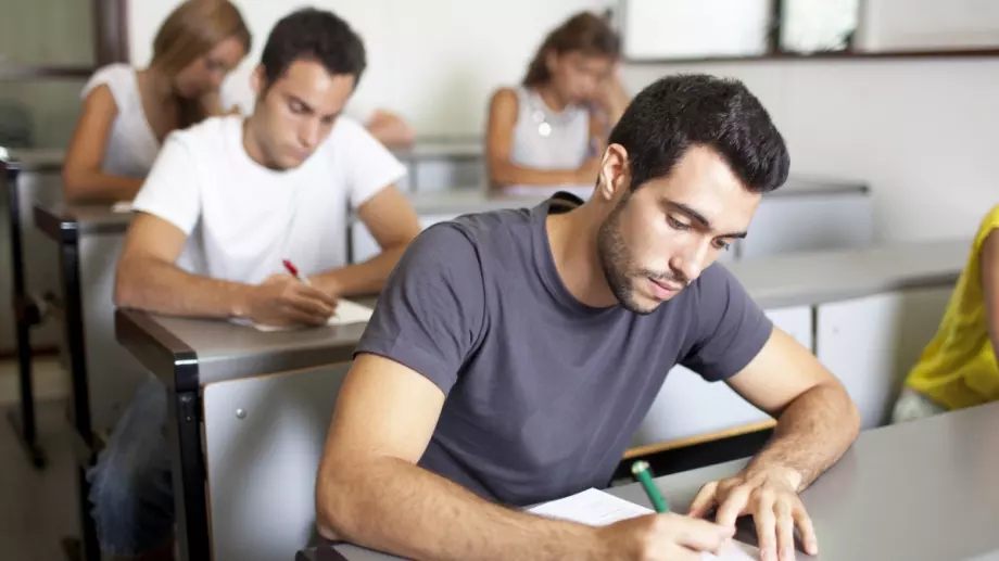 Виц на деня: Студенти се напили здраво преди изпит по физика