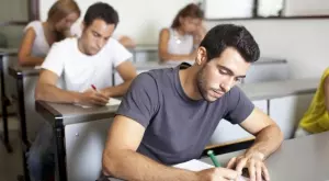 Вечерен виц: Един умен и един глупав студент влизат на изпит