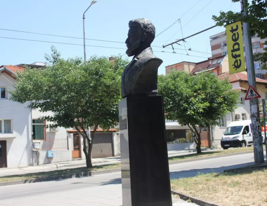Приключва реставрацията на бюст-паметника на Христо Ботев в Плевен
