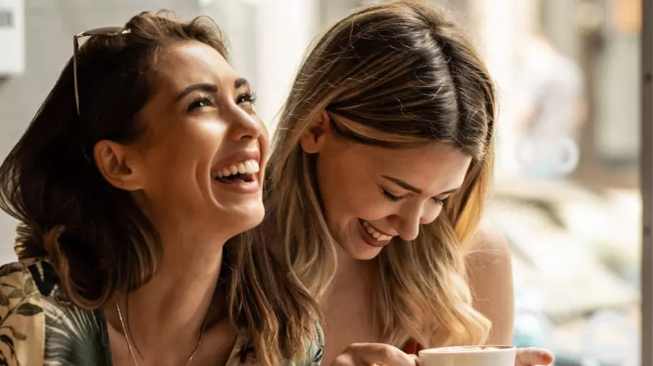 Женски виц за 27 ноември 2023: Две жени се чудят дали да хапнат сладко