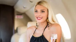 Вечерен виц: Пристига блондинка в автосервиза и казва на механика: