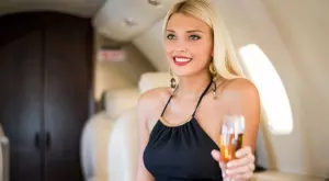 Женски виц за 30 юли 2023: Блондинка влиза в банка на Уол Стрийт в Ню Йорк