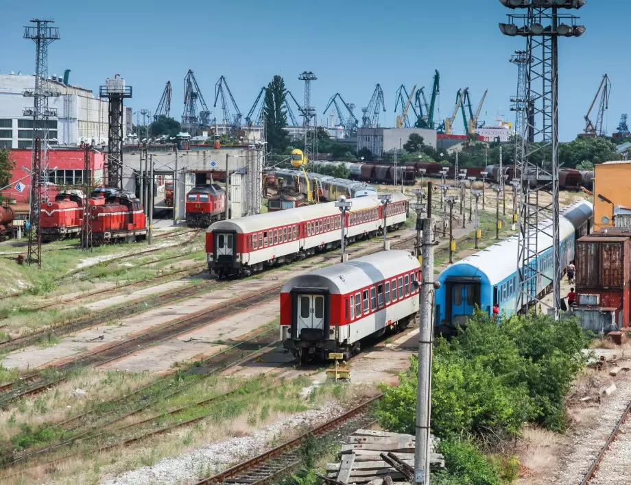Заради дерайлирал влак от Бургас за София влаковете се движат със закъснение 